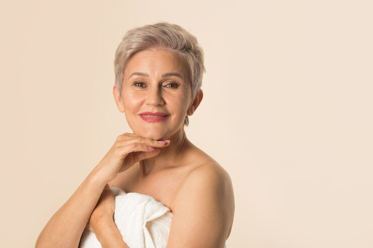 Hermosa mujer elegante sobre un fondo beige