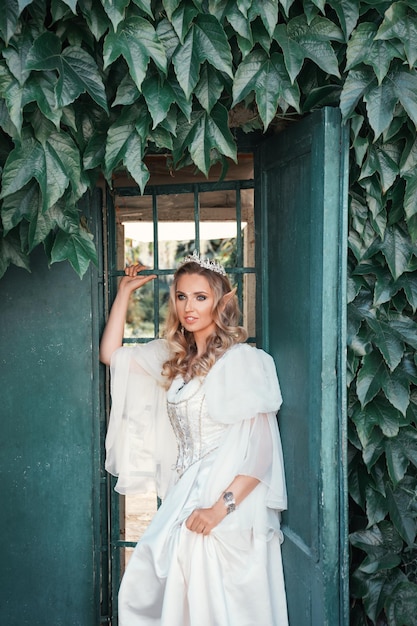 hermosa mujer elfa rubia con un vestido blanco