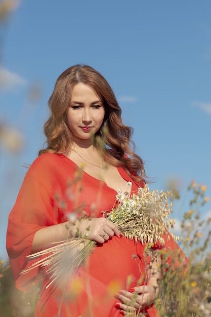 Hermosa mujer embarazada al aire libre