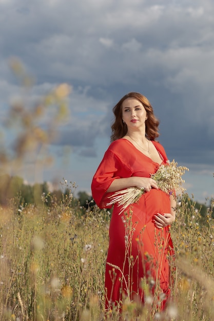 Hermosa mujer embarazada al aire libre