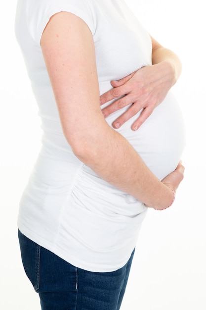 Hermosa mujer embarazada barriga vientre sobre fondo blanco.