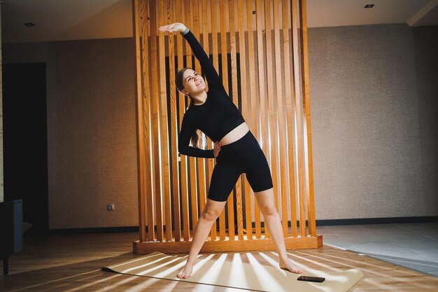 Hermosa mujer embarazada ejercicios Deportes durante el embarazo Joven embarazada haciendo ejercicios de pilates prenatal