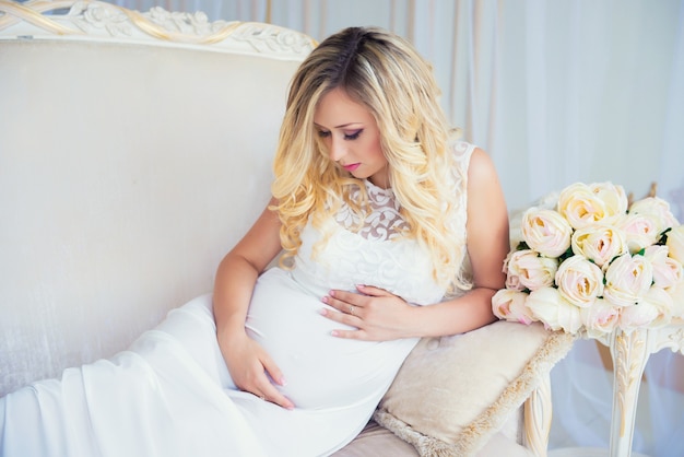 hermosa mujer embarazada esperando el embarazo del bebé