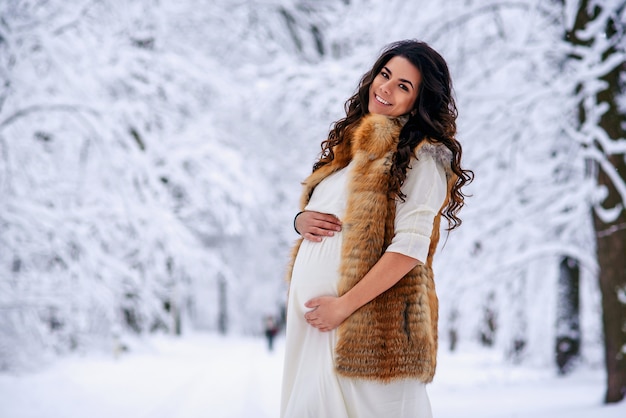 Hermosa mujer embarazada en invierno