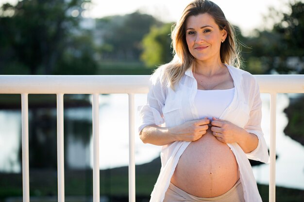 Foto hermosa mujer embarazada en el parque