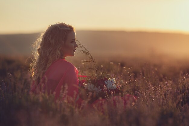 Hermosa mujer embarazada provenzal relajante en campo de lavanda viendo en puesta de sol con cesta con flores de lavanda. Serie. chica seductora con lavanda púrpura. dama rubia en campo flor