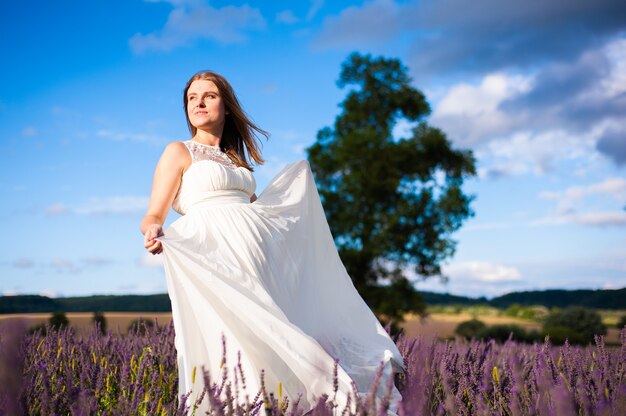 Hermosa mujer embarazada sonriente en el campo