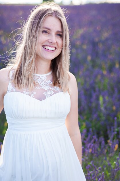 Hermosa mujer embarazada sonriente en el campo