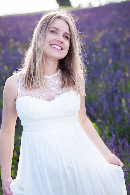 Hermosa mujer embarazada sonriente en el campo