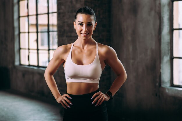 Hermosa mujer entrenando y haciendo ejercicio funcional en el gimnasio