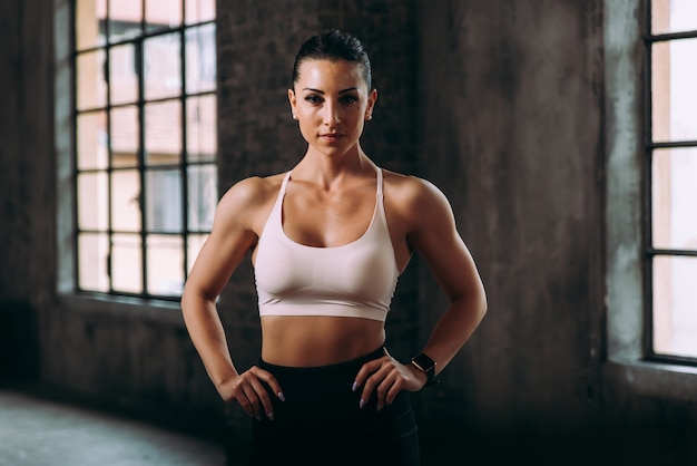 Hermosa mujer entrenando y haciendo ejercicio funcional en el gimnasio