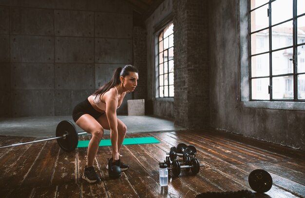 Hermosa mujer entrenando y haciendo ejercicio funcional en el gimnasio