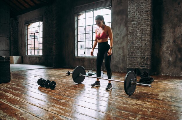 Hermosa mujer entrenando y haciendo ejercicio funcional en el gimnasio