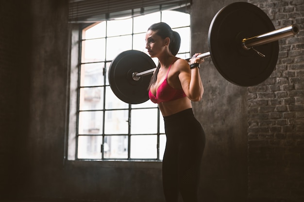 Hermosa mujer entrenando y haciendo ejercicio funcional en el gimnasio