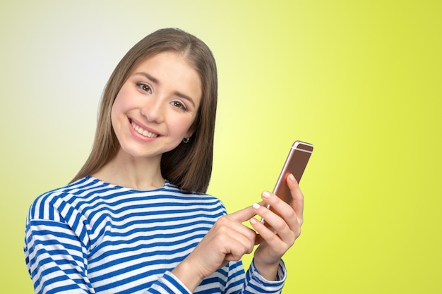 Hermosa mujer enviando mensajes de texto en su teléfono celular