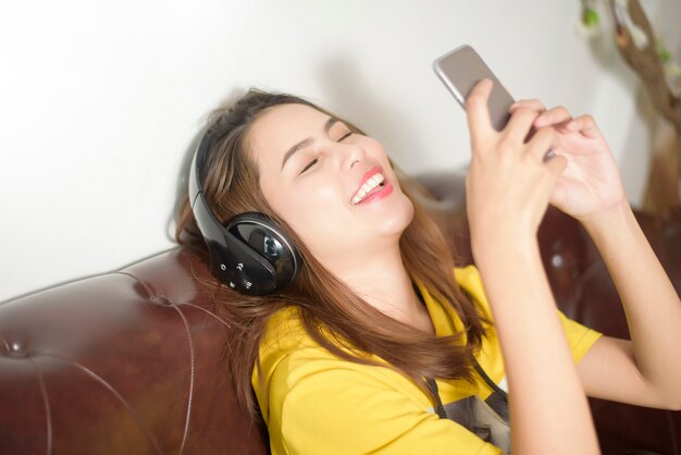 Hermosa mujer es escuchar musica en casa.