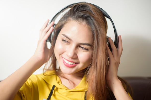 Hermosa mujer es escuchar musica en casa.