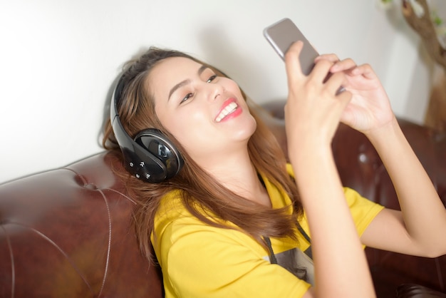 Hermosa mujer es escuchar musica en casa.