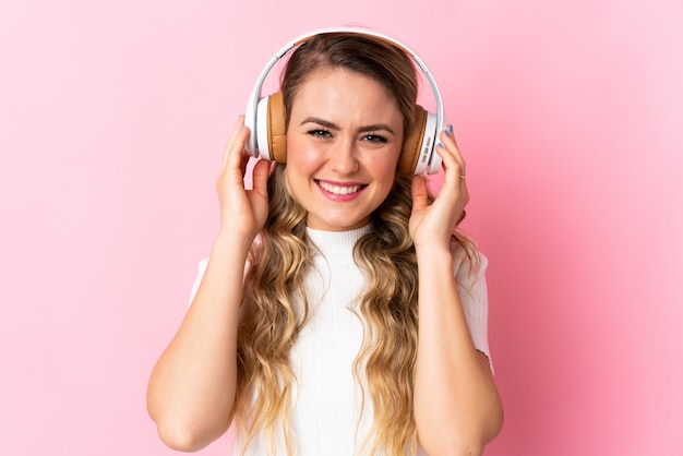 Hermosa mujer escuchando música en auriculares