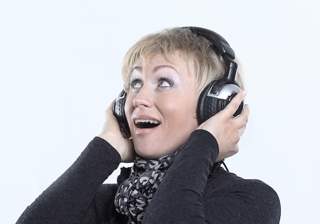 Hermosa mujer escuchando música con auriculares