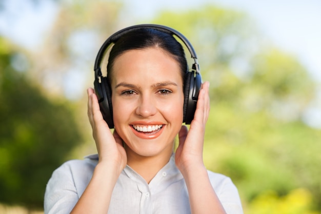 Hermosa mujer escuchando música