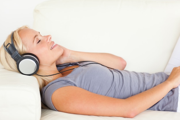 Hermosa mujer escuchando música