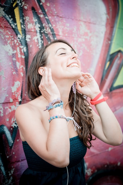 hermosa mujer escuchando música