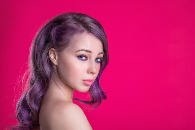 Hermosa mujer con espacio de copia de cabello rosado, brillante imagen jugosa de una joven