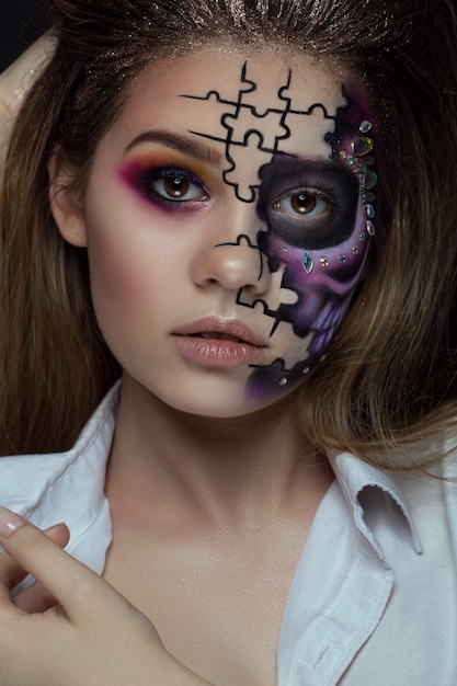 Foto hermosa mujer con esqueleto de maquillaje