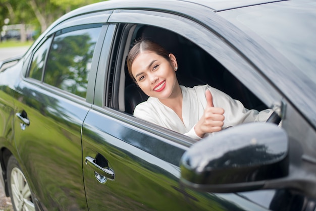 Hermosa mujer está conduciendo su coche