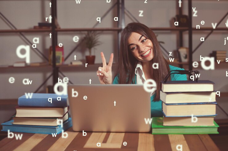 Foto hermosa mujer está feliz por su exitoso trabajo con la computadora portátil en la mesa