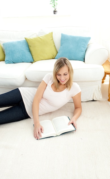 Hermosa mujer está leyendo un libro