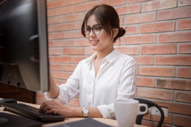 Hermosa mujer está trabajando en la oficina en casa