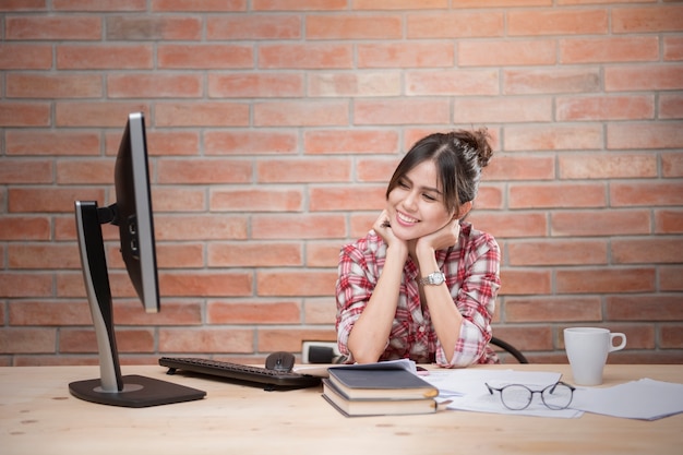 Hermosa mujer está trabajando en la oficina en casa