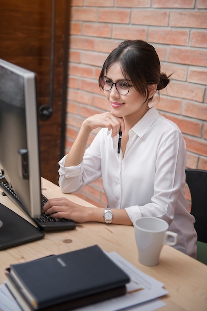 Hermosa mujer está trabajando en la oficina en casa