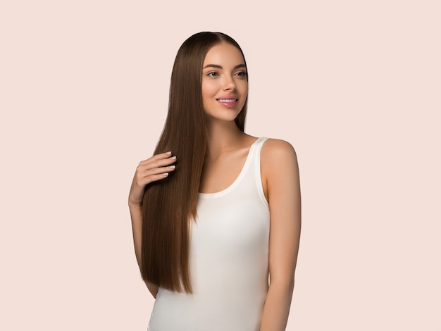 Foto hermosa mujer con estilo casual natural de belleza de cabello largo sano y liso. fondo de color amarillo