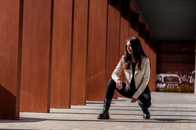 Hermosa mujer con estilo posando en ropa de moda en zapatos de cuero. Estilo casual. Estilo de moda urbana. Nueva colección de zapatos de mujer de primavera.