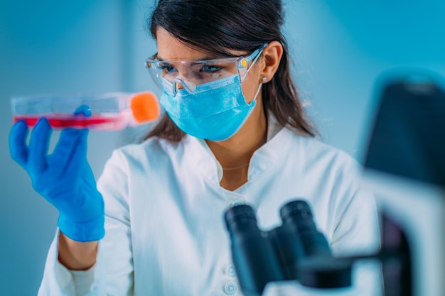 Hermosa Mujer Estudiante de Medicina o Biología Molecular en Laboratorio