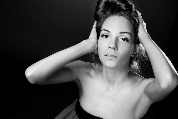 Hermosa mujer en estudio de fotografía en blanco y negro