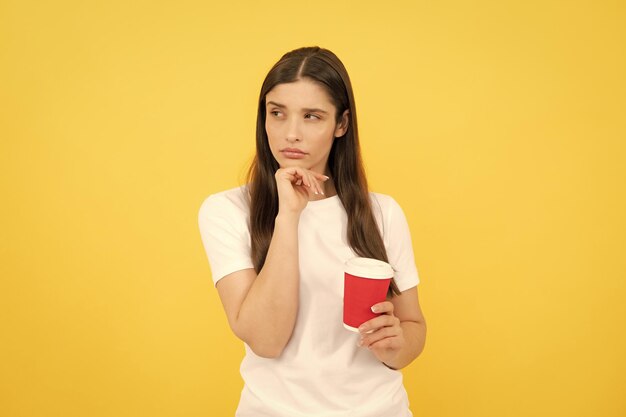 Hermosa mujer en estudio sosteniendo una taza de café