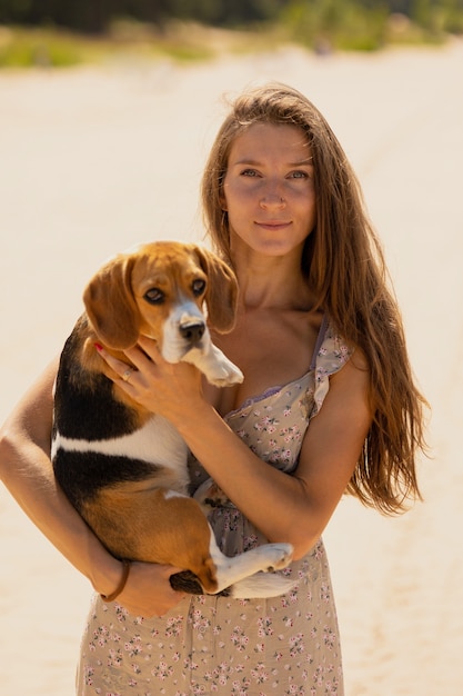 Una hermosa mujer europea camina en la naturaleza con su perro beagle fitness y yoga y meditación en