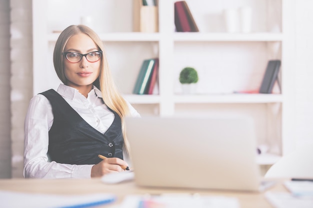 Hermosa mujer europea en el lugar de trabajo