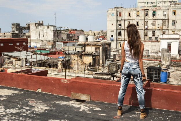 Hermosa mujer expresiva posando al aire libre