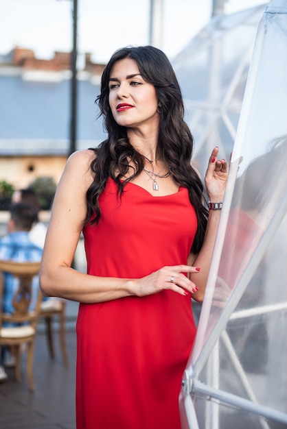 Hermosa mujer expresiva posando en traje de noche