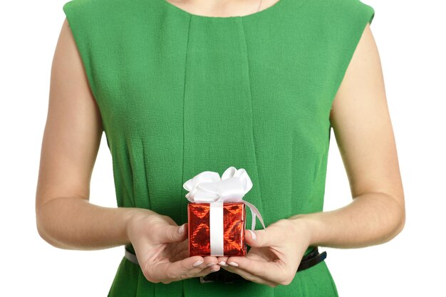 Hermosa mujer feliz con caja de regalo sobre fondo blanco.