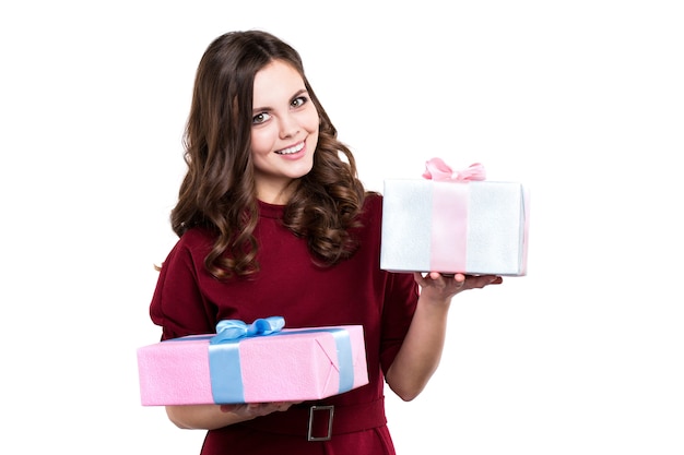 Hermosa mujer feliz con dos cajas de regalo