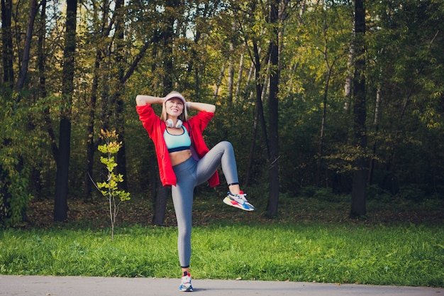 hermosa mujer feliz haciendo ejercicio al aire libre