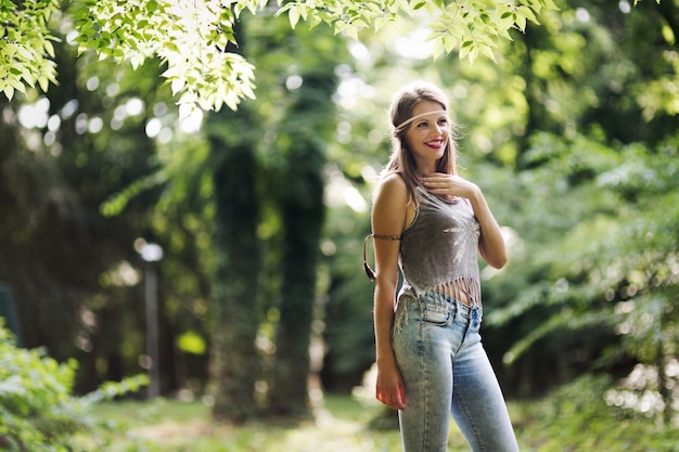 Foto hermosa mujer feliz pasando tiempo en la naturaleza verde