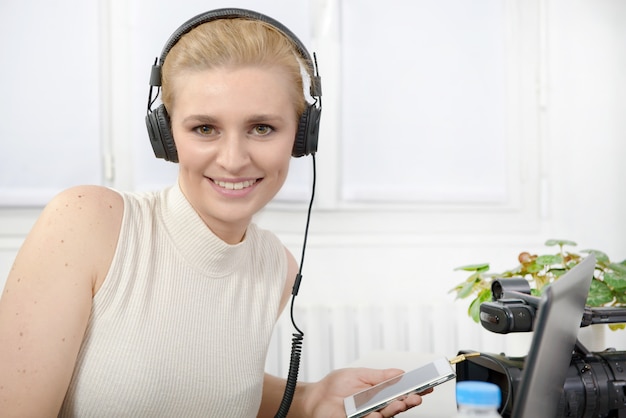 Hermosa mujer feliz sonriente con auriculares