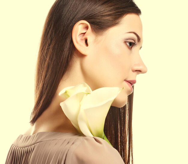 Hermosa mujer con flor de cala